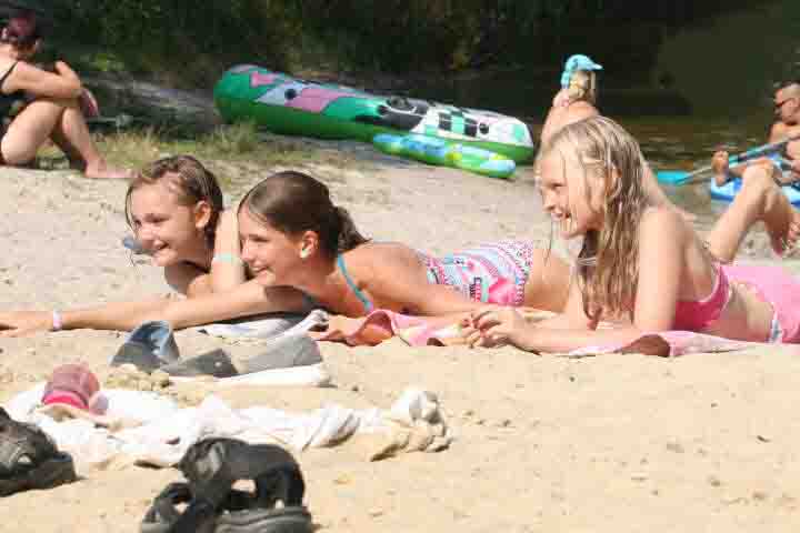 Mädchen beim Badespaß im Ferienlager am Friedrichsee