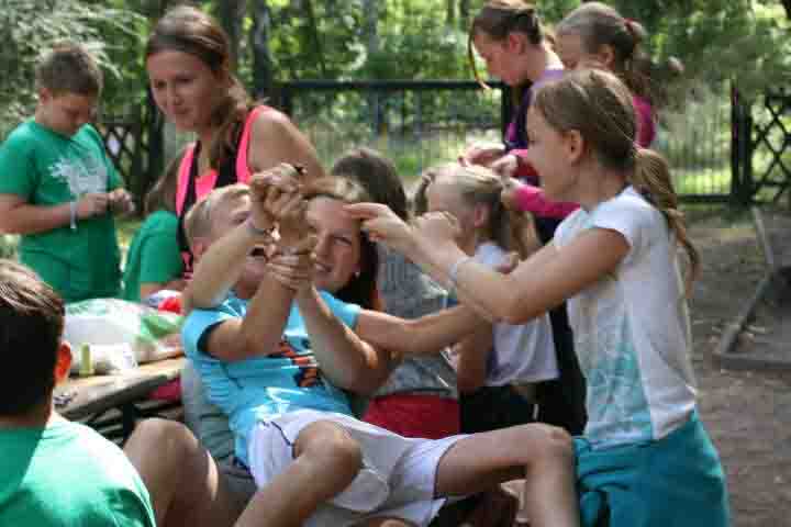 Spaß im Freien mit den Betreuern im Ferienlager Friedrichsee