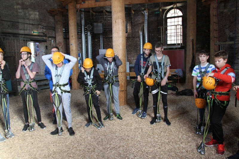 Jungs klettern im Hochseilgarten im Herbstcamp am Arendsee