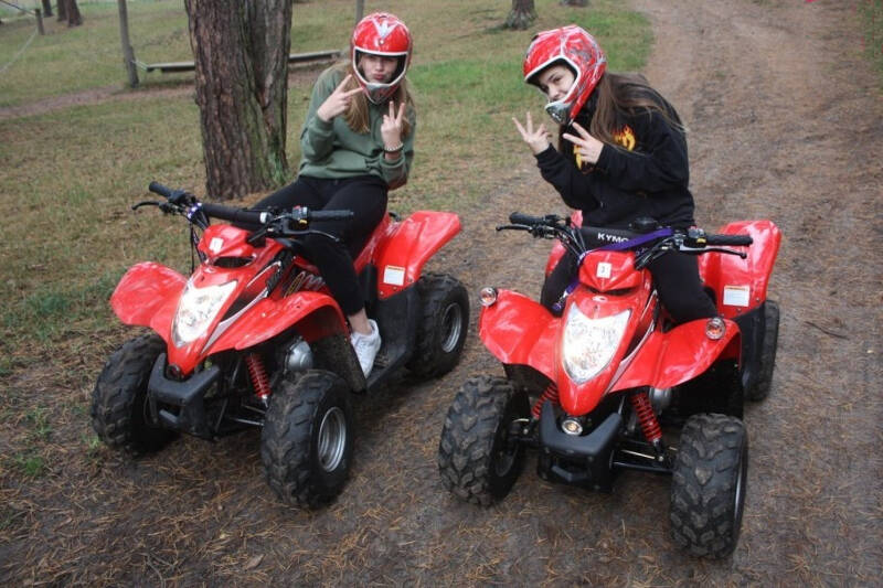 Mädchen beim Quad fahren im Herbstcamp Arendsee