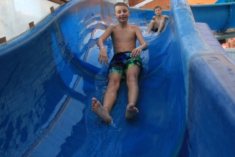 Action auf der Wasserrutsche im Herbstcamp Arendsee