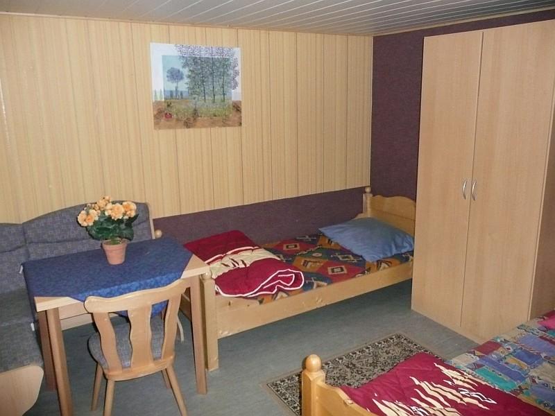 Einfaches, gemütliches Schlafzimmer mit zwei Betten im Ferienlager in Limbach-Oberfrohna