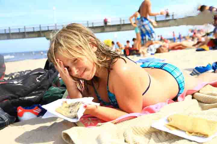 Snacks essem am Strand im Ferienlager Luetow