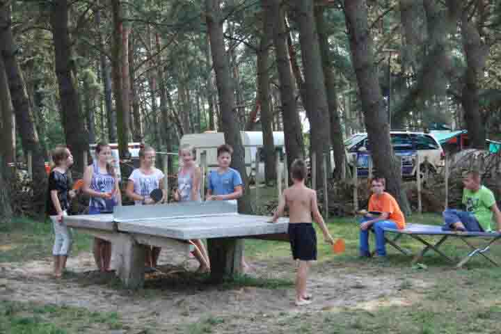Tischtennis spielen im Ferienlager Luetow