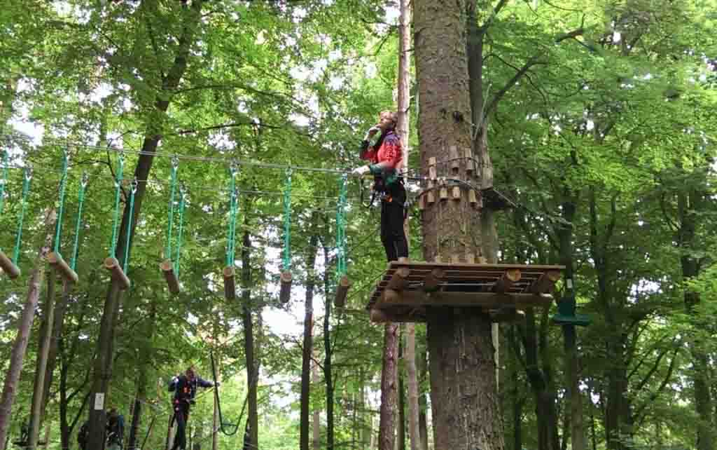 Klettern im Kletterwald im Ferienlager Luetow auf Usedom