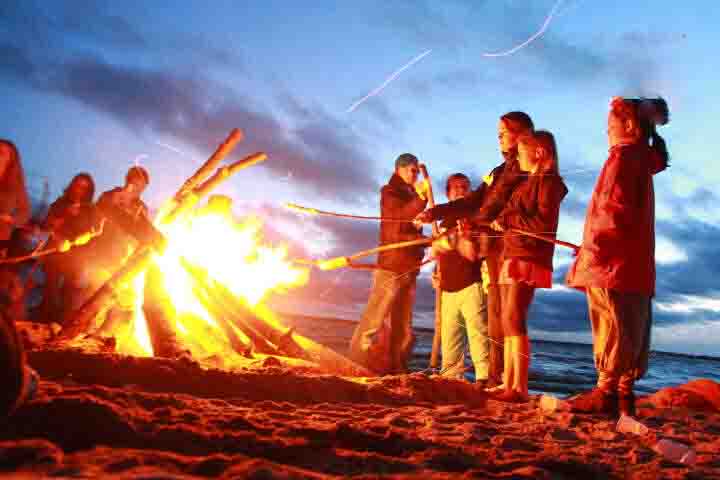 gemeinsam am Lagerfeuer im Ferienlager Luetow auf Usedom