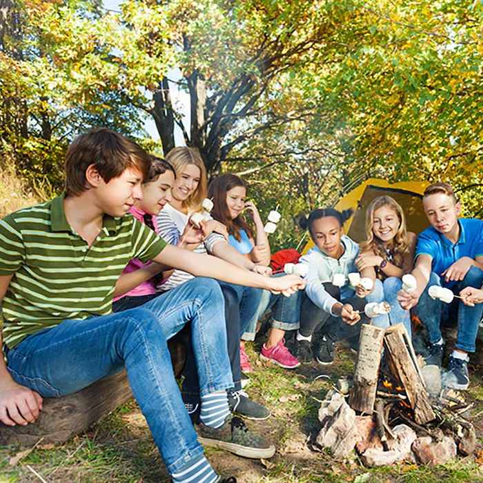 Kinder grillen Marshmallows im Ferienlager in Sachsen-Anhalt