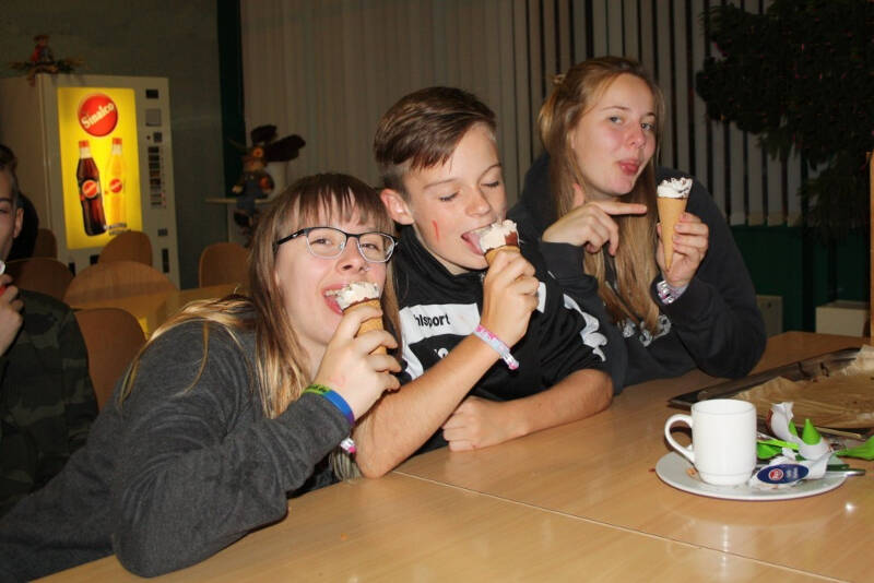 Eis essen im Wintercamp am Arendsee
