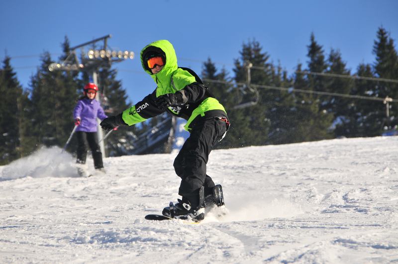 Snowboard fahren im Wintercamp im Riesengebirge