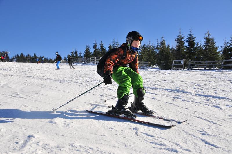 Ski fahren im Wintercamp