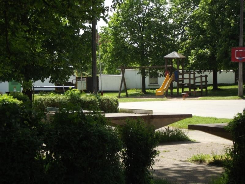 Kinder einer Osterfreizeit haben einen Spielplatz