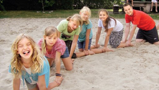 Mädchen im Sand beim Gruppenspiel im Petkus Aktivcamp