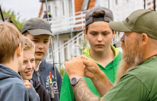 Angelmeister erklärt den jungen Anglern das Angeln im Angelcamp Sternberg