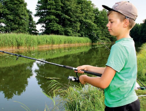 Junge beim Angeln im Angelcamp Sternberg