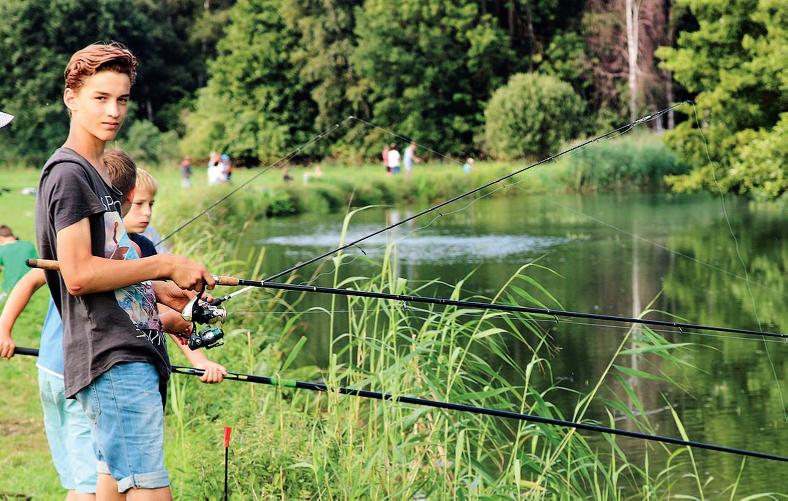Jungs beim Fischen im Angelcamp Sternberg