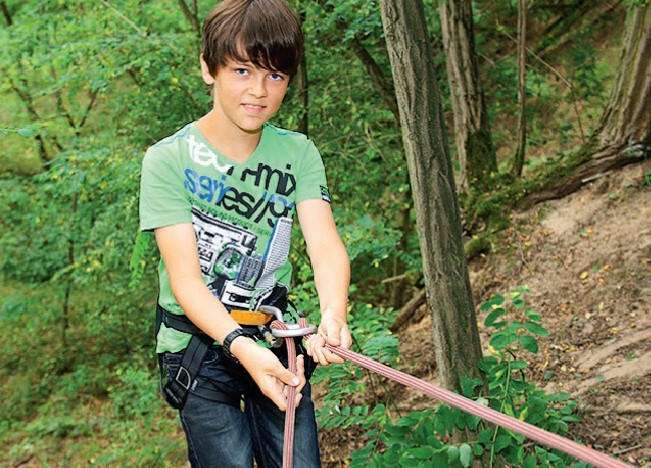 Junge seilt sich ab im Abenteuercamp am Beetzsee