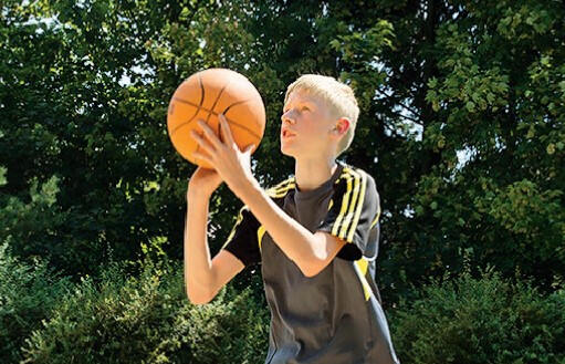 Junge spielt Basketball im Ferienlager am Beetzsee