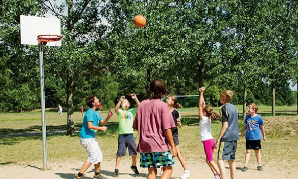 Kindergruppe beim Basketballspiel  im Beetzsee Abenteuercamp