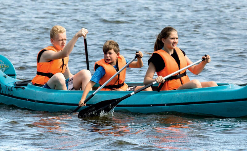 Gemeinsames Kanufahren im Beetzsee Aktivcamp