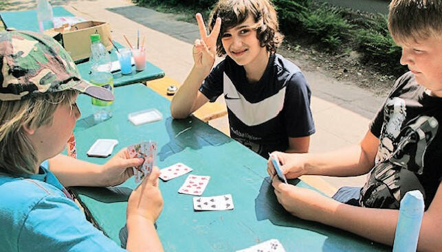 Jungs spielen Karten am Beetzsee im Ferienlager
