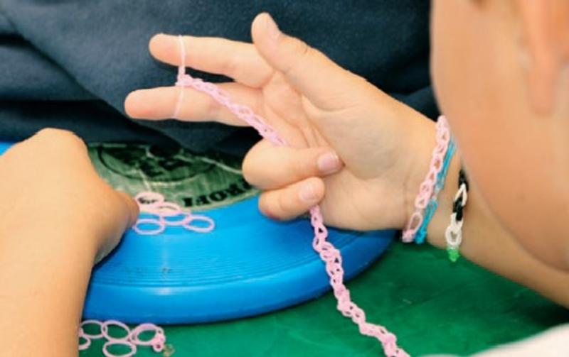 Armbänder selber basteln im Kreativcamp Beetzsee in den Sommerferien