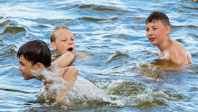 Jungs baden im See im Beetzsee Lerncamp