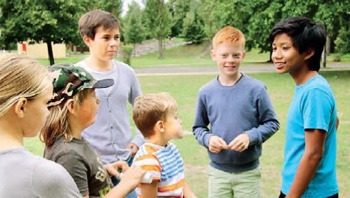 Kinder besprechen sich beim Spielen im Lerncamp bei Potsdam