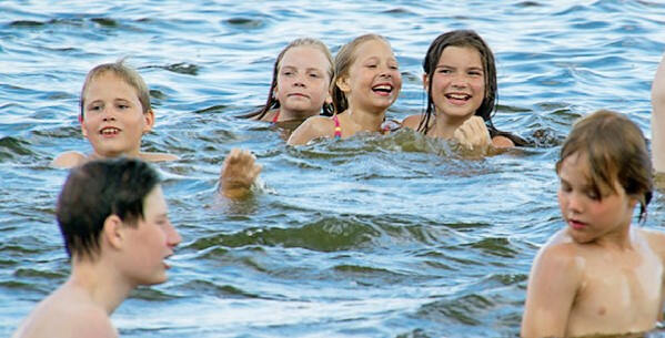 Kinder spielen im Beetzsee im Juvigo Tanzcamp