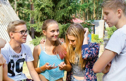 Jugendliche unterhalten sich im Ferienlager Arendsee