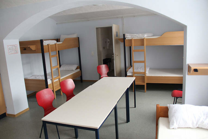 Zimmer mit Tisch in der Mitte im Ferienlager in Brandenburg
