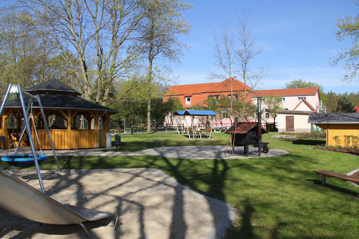Außenanlage mit Spielplatz in der AWO Strausberg im Ferienlager Beeskow