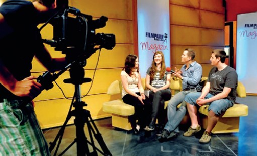 Jugendliche werden im Filmpark Babelsberg während einer ihrer Ferienfahrten Berlin interviewt