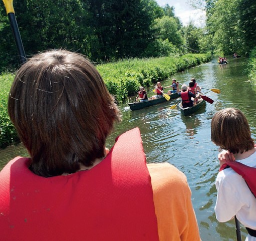 Kinder machen Kanutour im Ferienlager in Gadow