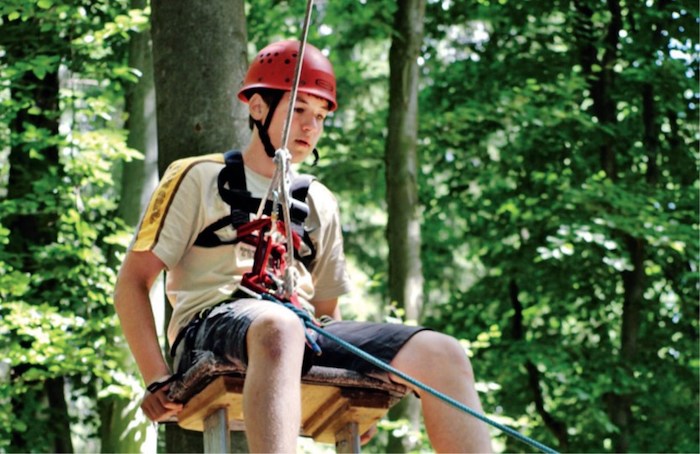 Junge im Kletterwald im Ferienlager in Mecklenburg-Vorpommern
