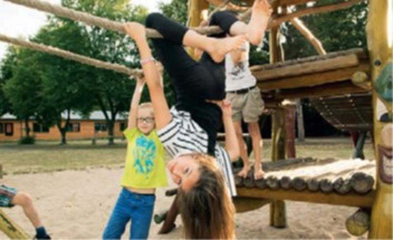 Kinder auf dem Spielplatz im Ferienlager in Mecklenburg-Vorpommern