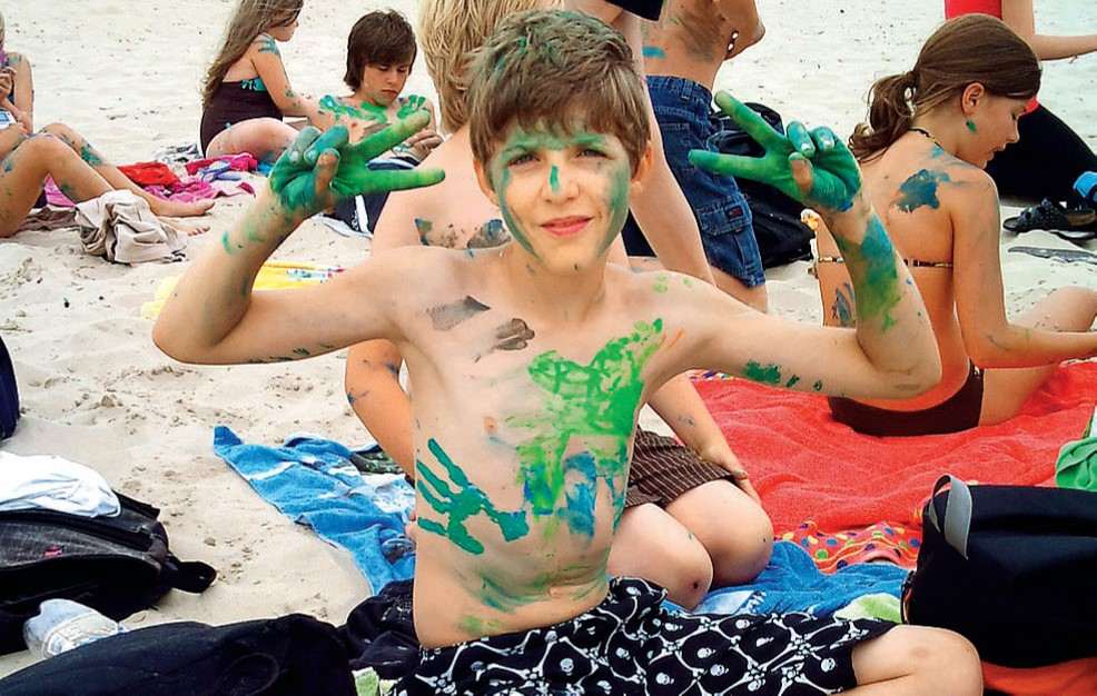 Junge bunt gemalt im Ferienlager in Trassenheide