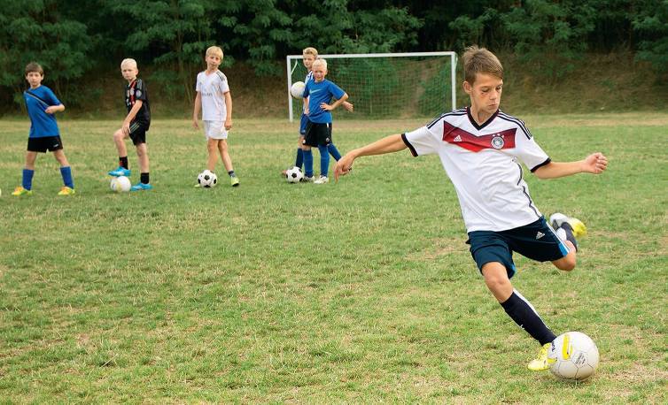 Ein Teilnehmer schlägt seine Flanke