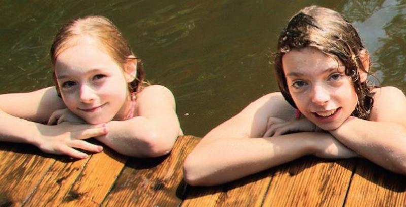 Kinder einer Osterfreizeit sind im Wasser