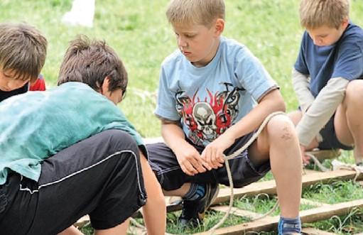 Jungs beim Bauen im Ferienlager Grünheide