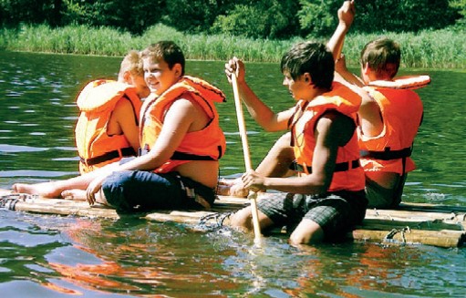 Jungs beim Paddeln auf dem See im Ferienlager Grünheide