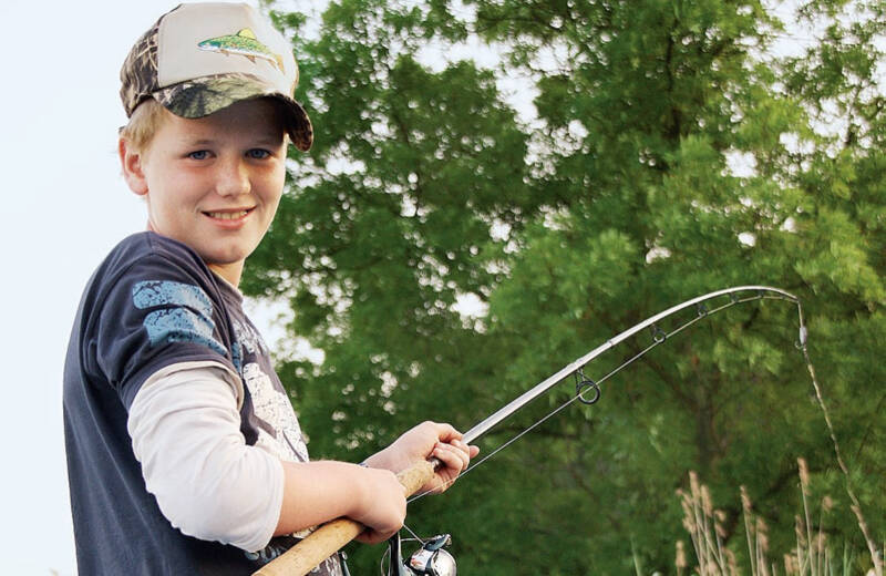 Junge angelt im Kutzowsee Angelcamp Ferienlager Berlin