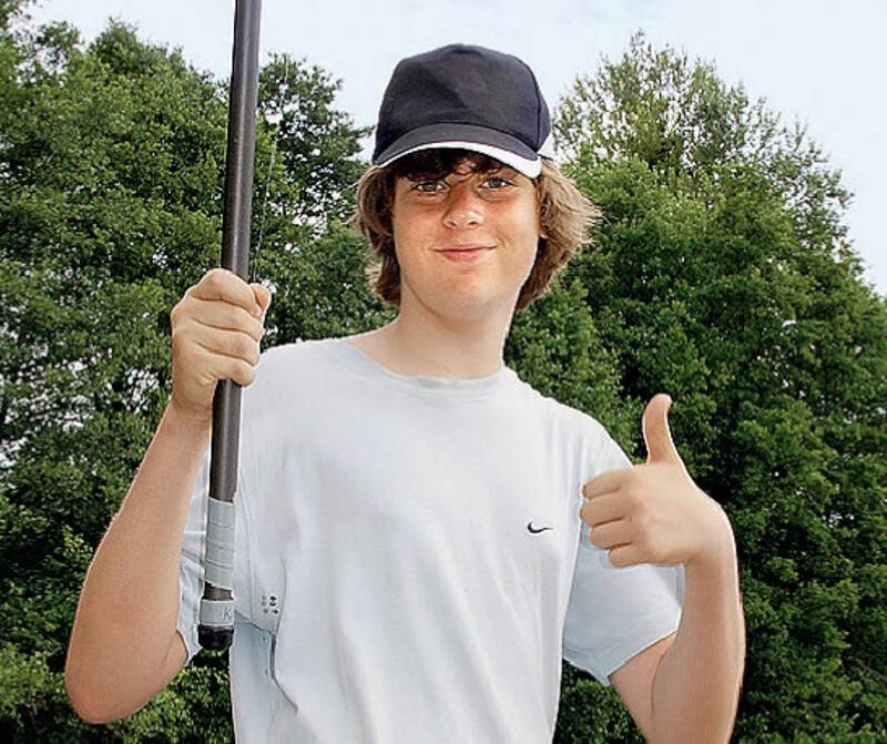 Junge am Fischen im Kutzowsee Angelcamp Ferienlager Berlin