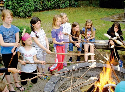Kinder des Ferienlagers Feuerkuppe Sondershausen machen Stockbrot