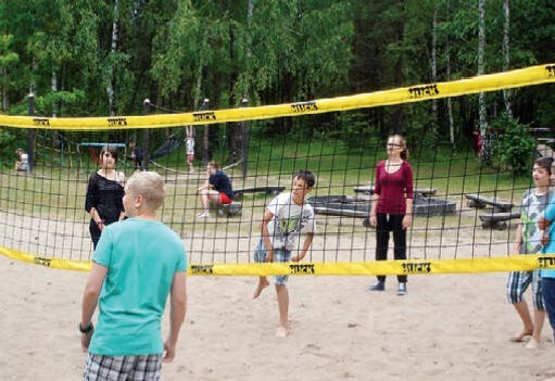 Kinder spielen Beachvolleyball im Kutzowsee Ferienlager