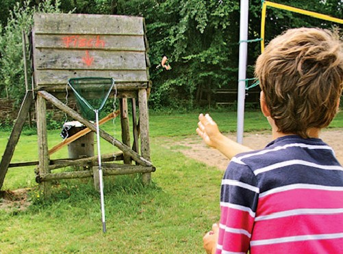 Junge spielt im Loppin Angelcamp Ferienlager in MV