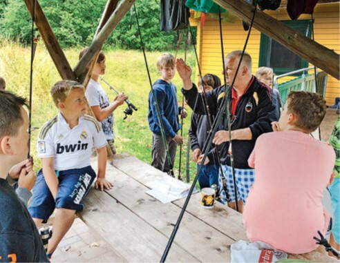 Kinder im Angelunterricht für Fischereischein im Loppin Angelcamp