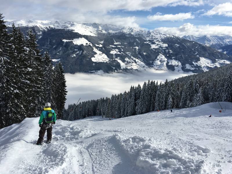 Ein Sportler schaut die beschneite Piste herab