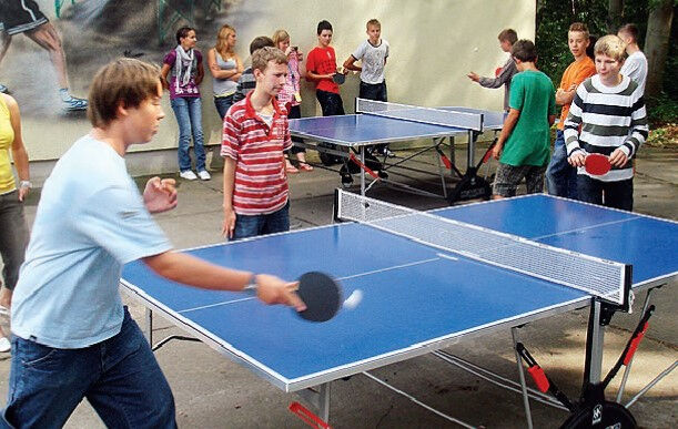 Kinder spielen Tischtennis im Kiju Ostseecamp Juliusruh
