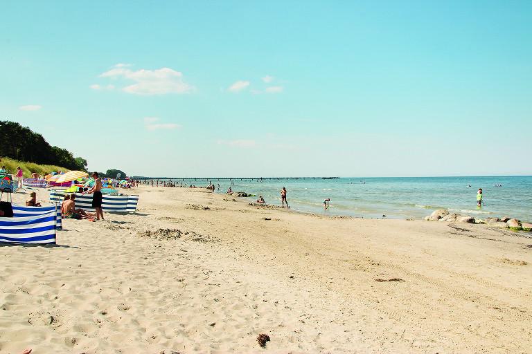 Osteecamp Lubmin belebter Sandstrand