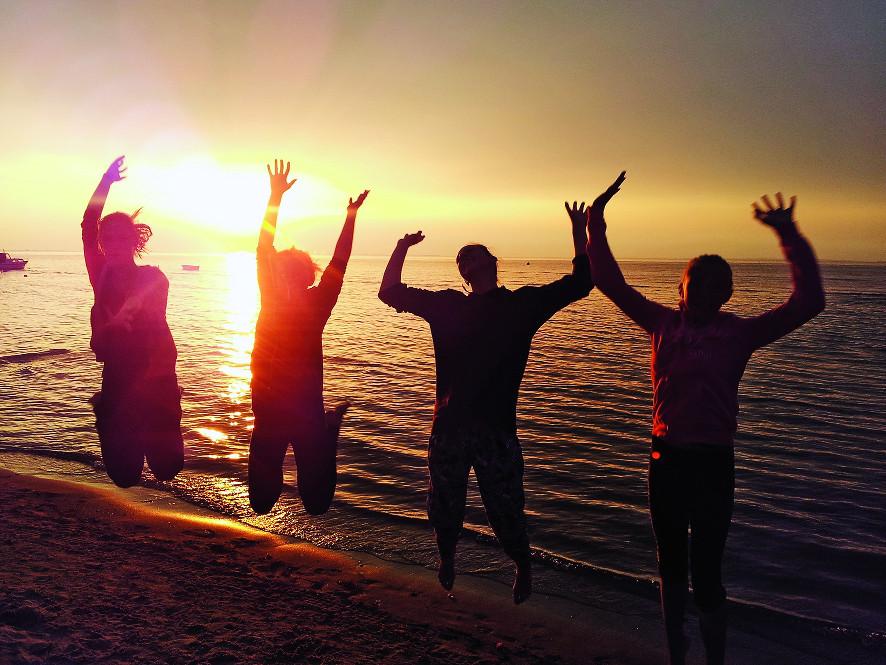 Sonnenuntergang am Strand mit Jugendlichen im Ostseecamp Lubmin